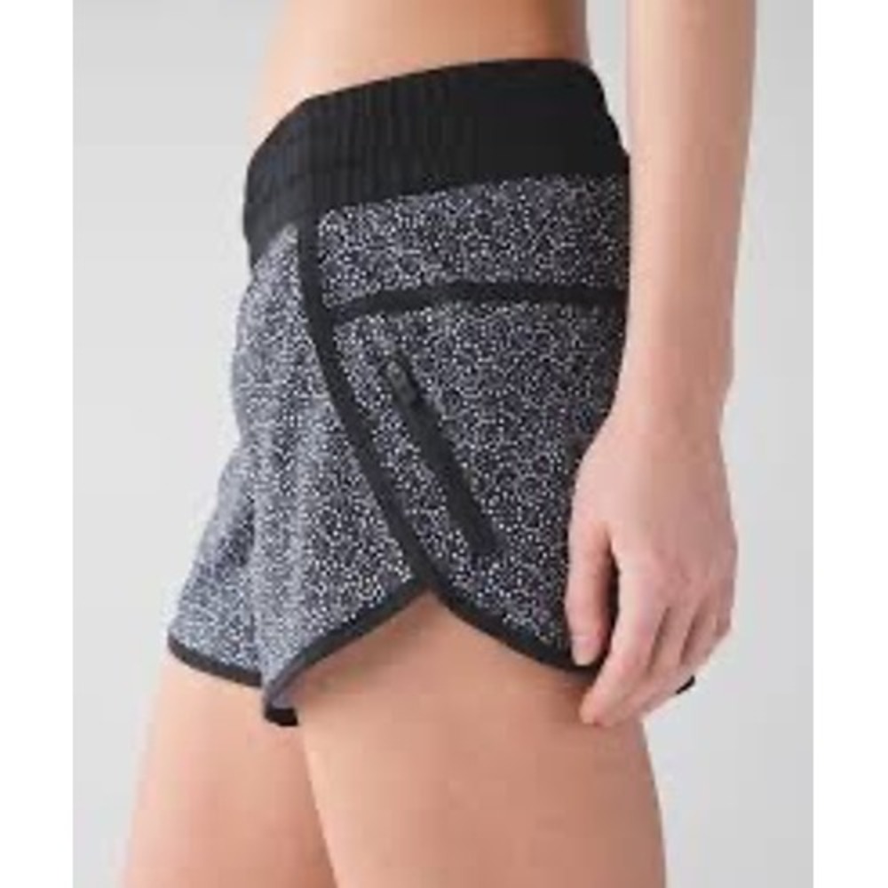Lululemon Tracker Short V 4 Black White Floral Dot Print Running Shorts Size 6